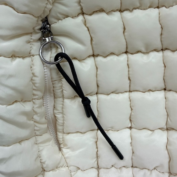 Quilted Puffer Hobo Shoulder Bag - Picture 8 of 9